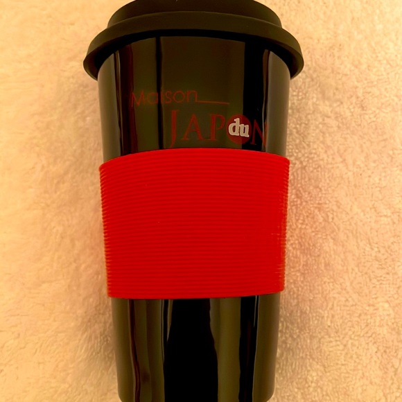 New black Mug with lid and red rubber band to protect your hand. Rubber lid. - Picture 1 of 7